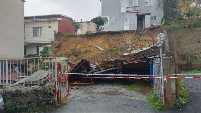 İstanbulda toprak kayması İstinat duvarı çöktü araçlar hasar gördü