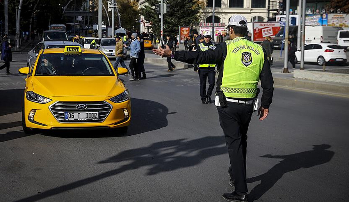 Yolcu seçen taksici sivil polise denk geldi İlerde çevirme var kaçmaya