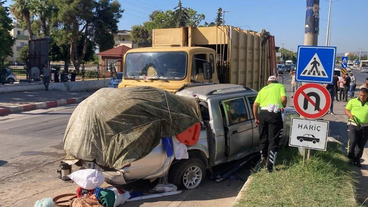 Mersin de katliam gibi kaza Çöp kamyonu ile kamyonet çarpıştı 4 ölü