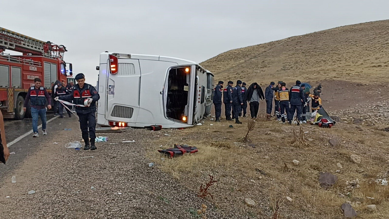 Son dakika haberi Sivas ta katliam gibi kaza Yolcu otobüsü devrildi