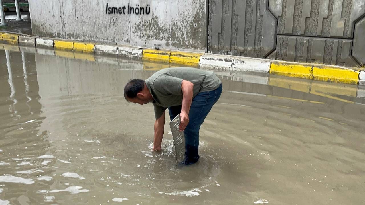 Altgeçitler göle döndü Suyun içinde dakikalarca plakasını aradı