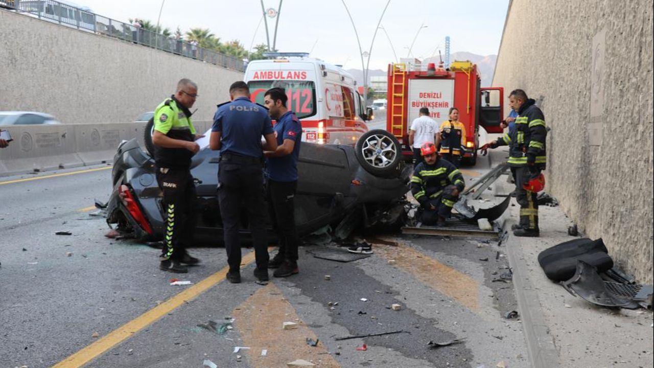 Denizli de feci kaza Kavşakta çarpışan araçlardan biri köprüden düştü