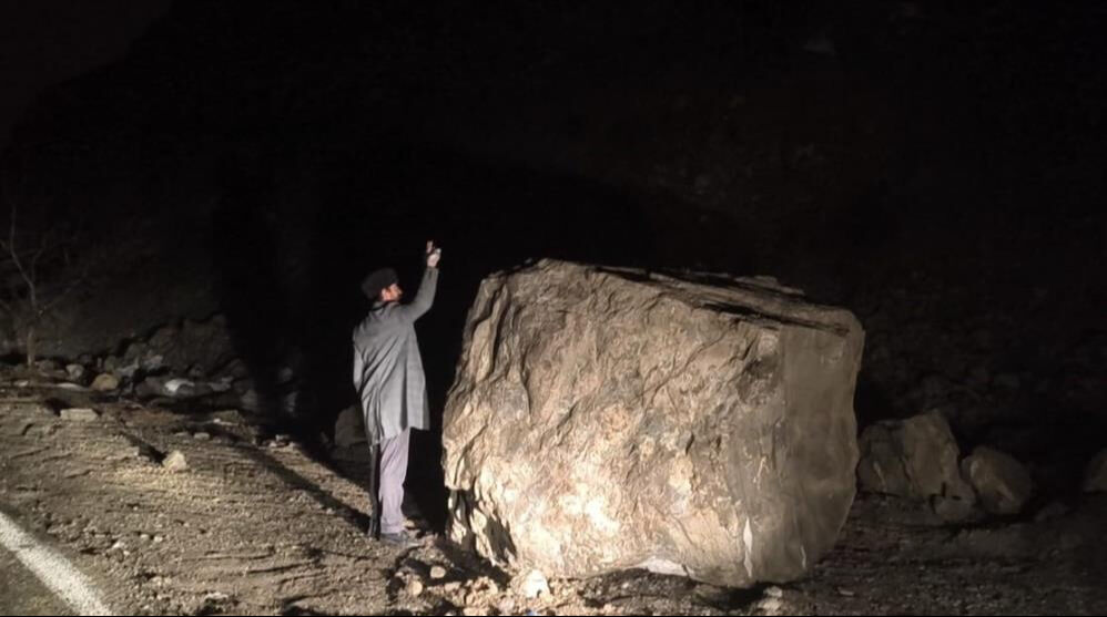 Erzurum Artvin yolunda ulaşıma heyelan engeli Türkiye Gazetesi