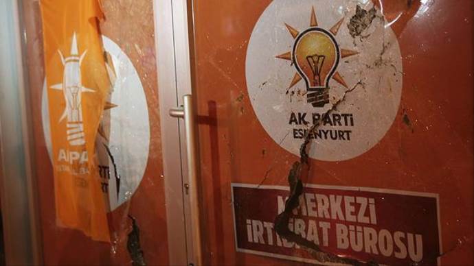 Esenyurt&#039;ta AK Parti seçim bürosuna saldırı

