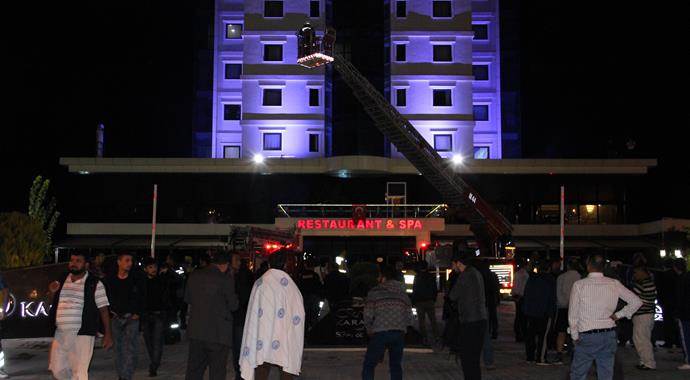 Otel&#039;de yangın çıktı, müşterileri itfaiye kurtardı!