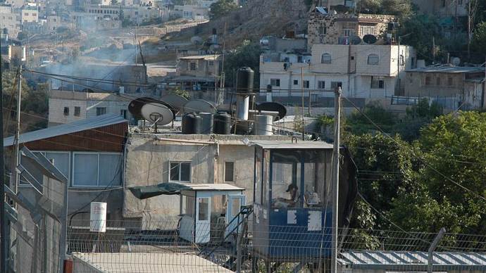 Siyonist yerleşimciler Filistinlilere ait 2 eve el koydu
