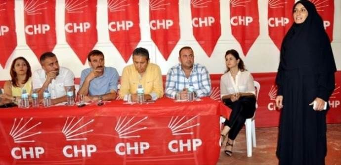 CHP&#039;liler başörtülü gazeteciye saldırdı
