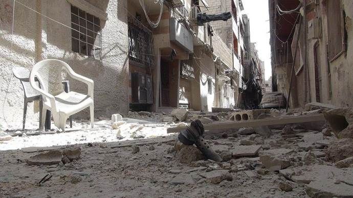 Katil Esad güçleri Dareyya&#039;ya 18 varil bombası attı
