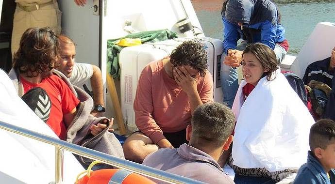 Ege Denizi&#039;nde kurtarılan sığınmacılar yaşadıklarına sevinemedi
