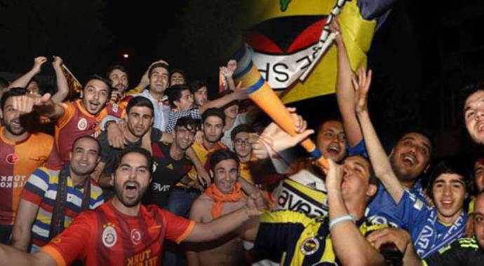 Fenerbahçe ve Galatasaray taraftarları arasında sosyal medyada atışma yaşandı