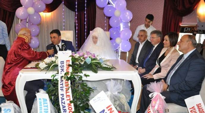 AK Partili Başkan MHP&#039;li başkanın nikahını kıydı