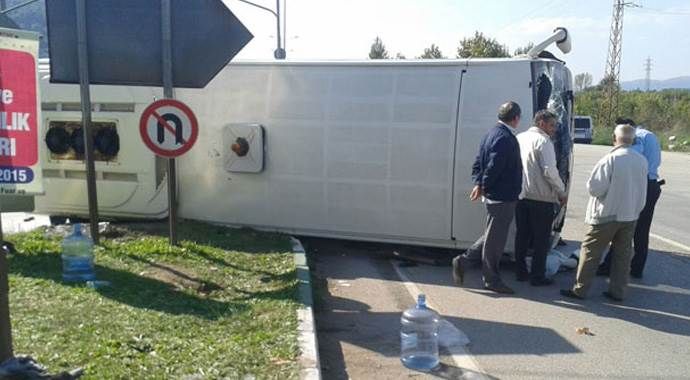 Bursa&#039;da yolcu midibüsü yan yattı: 31 yaralı