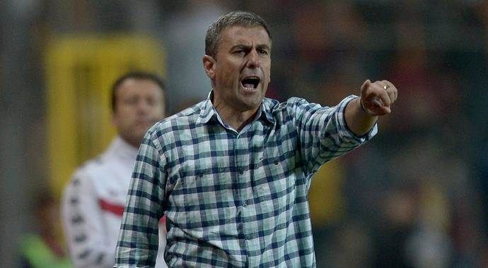 Hamzaoğlu: &#039;Podolski&#039;nin eline çarpıyor&#039;