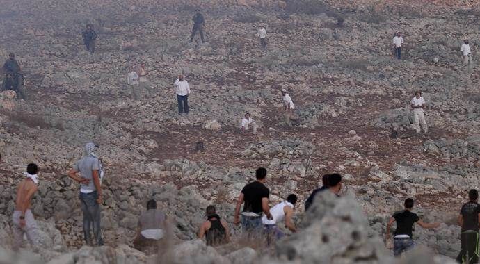 Siyonist yerleşimciler Filistinli köylülere saldırdı