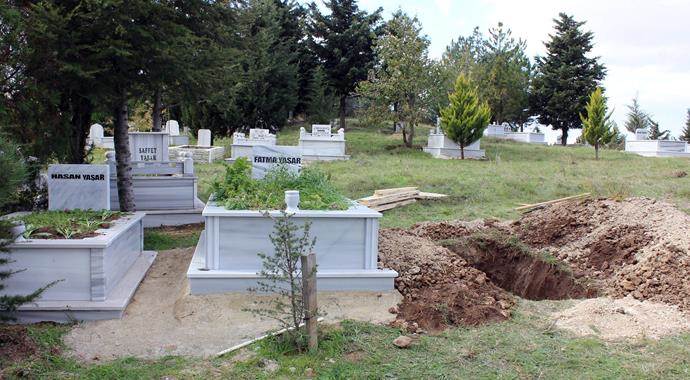 Aşkına karşılık vermeyen kadını mezarlıkta dua ederken öldürdü