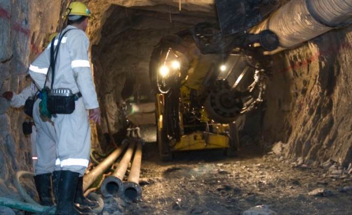 Güney Afrika&#039;da 30 bin madenci grevde
