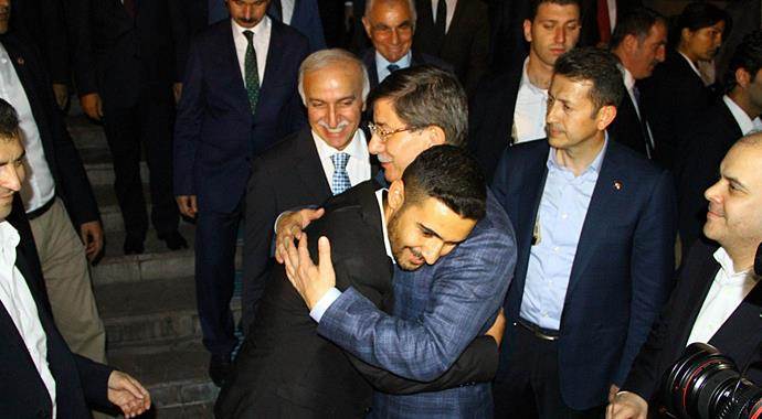 Başbakan Davutoğlu, o genci geri çevirmedi!