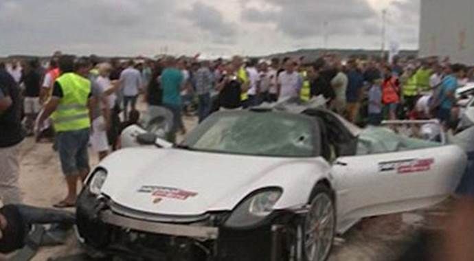 750 bin poundluk Porsche ile 26 kişiyi yaraladı!