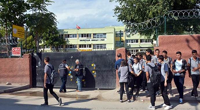 Adana&#039;da liseye silahlı saldırı