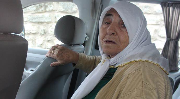 Astım hastası yaşlı kadın arabada mahsur kaldı