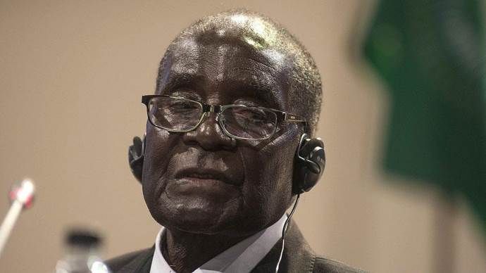 Zimbabve&#039;de devlet başkanına küçük kep veren görevli işten atıldı
