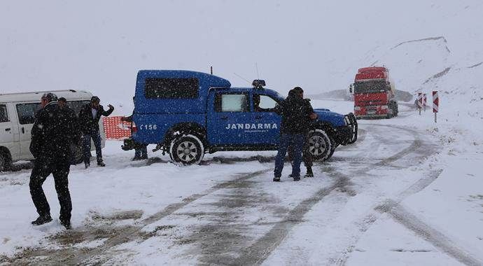 Kar yağışı zincirleme trafik kazasına sebep oldu
