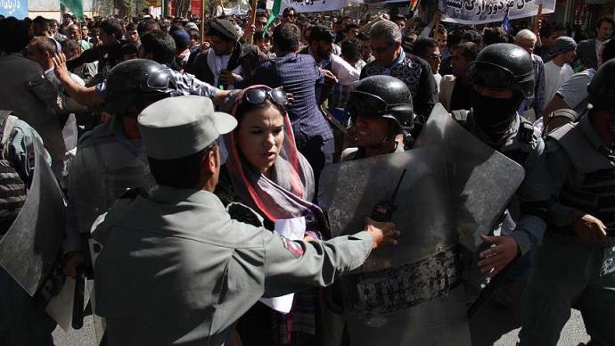 Afganistan&#039;da tehlikeli yürüyüş
