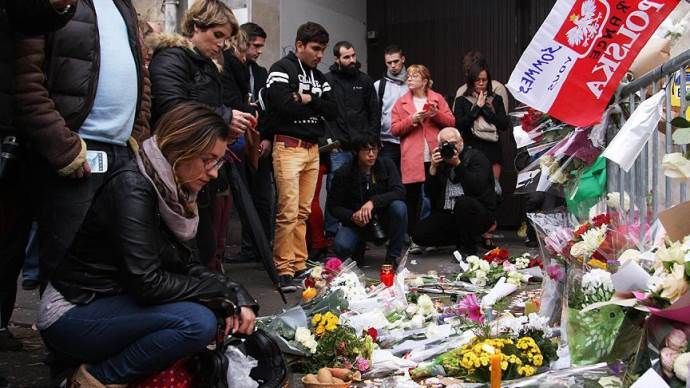Parisliler saldırılarda hayatını kaybedenleri anıyor
