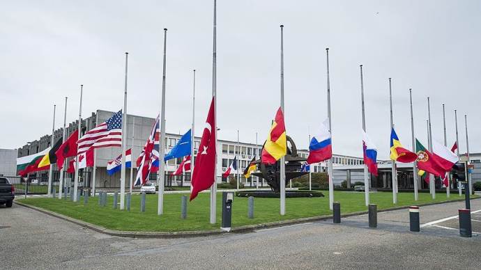 NATO, AB Komisyonu ve Avrupa Parlamentosu&#039;nda bayraklar yarıya indi
