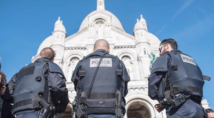Fransa, 51 bombacı teröristin peşinde