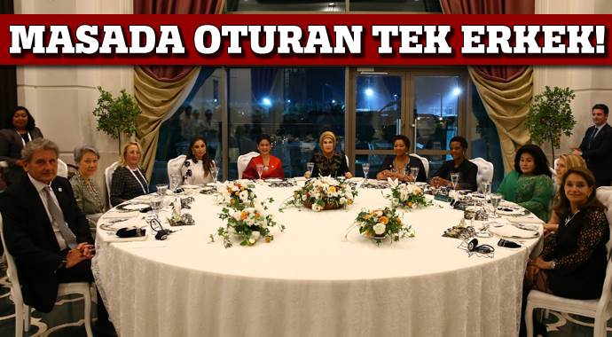 Liderlerin eşlerinin katıldığı yemek masasında oturan tek erkek!
