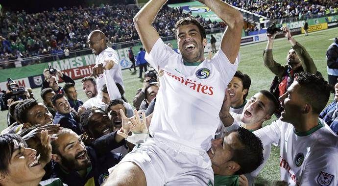 İspanyol yıldız Raul, futbolu bıraktı