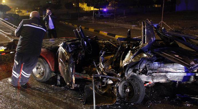 Kaza yapan otomobilin sürücüsü yanarak öldü