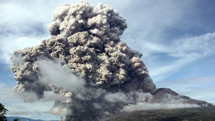 Endonezya&#039;daki yanardağ havaalanlarını uçuşa kapattı
