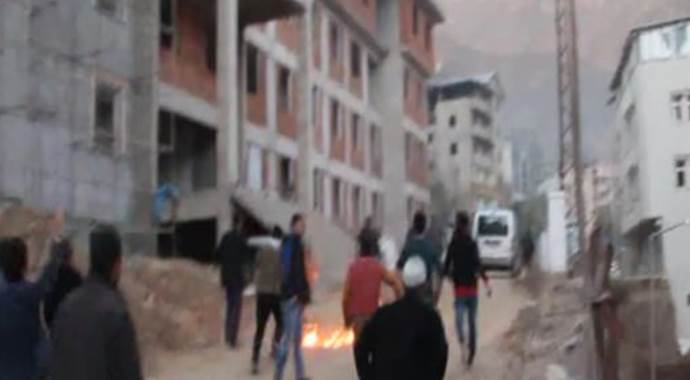 Şemdinli&#039;de halk barikat kuran PKK&#039;lı teröristleri taşla kovaladı
