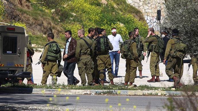 İsrail askeri 4&#039;ü Hamas mensubu 8 Filistinliyi gözaltına aldı

