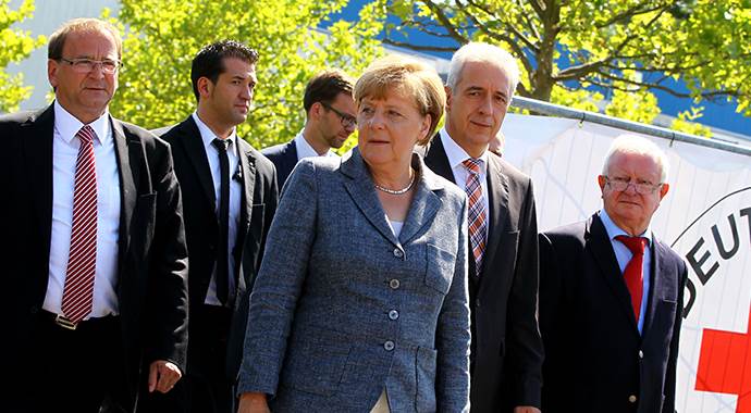 Göçmen karşıtlarından sığınmacıları ziyaret eden Merkel&#039;e tepki

