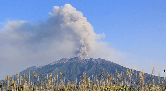 Endonezya&#039;da yanardağ tehdidi sürüyor
