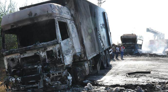 Ağrı&#039;da teröristler 3 tır ile 1 kamyonu yaktı