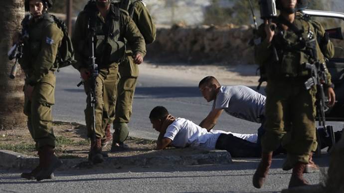 İşgalci İsrail askerleri Filistinli genci yaraladı
