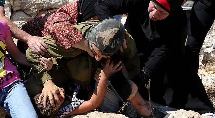 İsrail askerinden kolu kırık Filistinli çocuğa işkence
