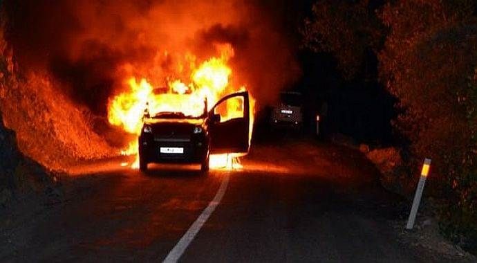PKK&#039;lılar karakola malzeme taşıyan aracı yaktı
