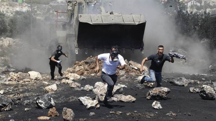 İşgalci İsrail askerleri buldozerlerle kent bastı
