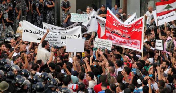 Lübnan&#039;da göstericiler Çevre Bakanlığı&#039;nı işgal etti
