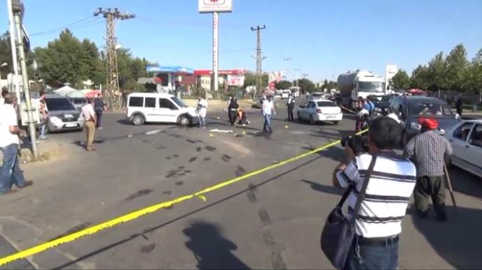 Polis aracını tarayan teröristlerden 1&#039;i öldürüldü