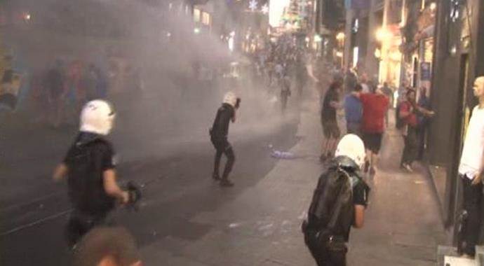 Taksim&#039;de gerginlik! Çok sayıda eylemci gözaltında