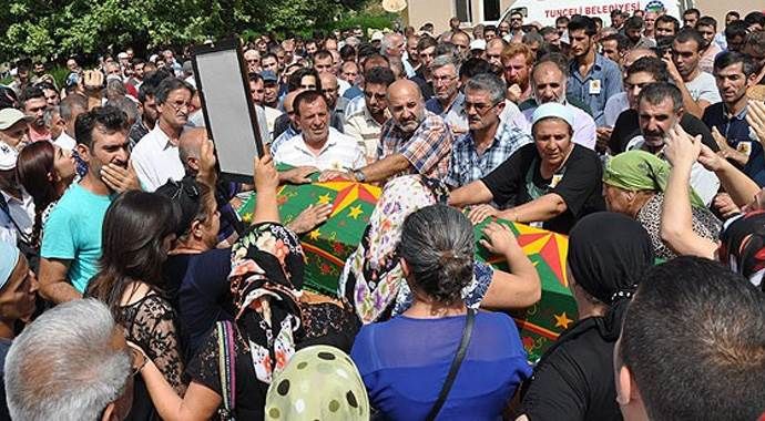 HDP&#039;li vekiller terörist cenazesine katıldı
