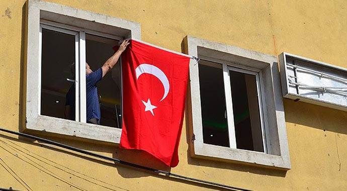 HDP&#039;li yöneticiler il binasına Türk bayrağı astı