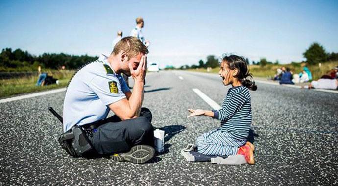 Danimarkalı polise dünyadan evlilik teklifi yağıyor