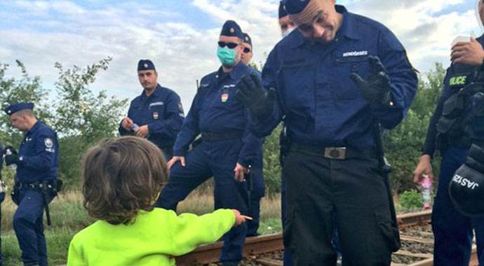 Suriyeli çocuk Macar polisi utandırdı, sosyal medya yıkıldı